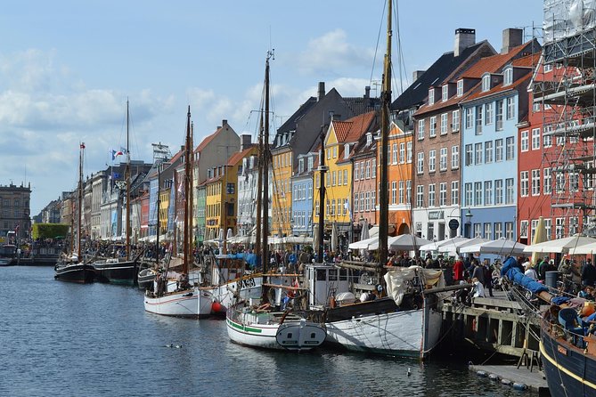 3h walking tour, small group max 10 people Copenhagen - Nyhavn brings the postcard to life