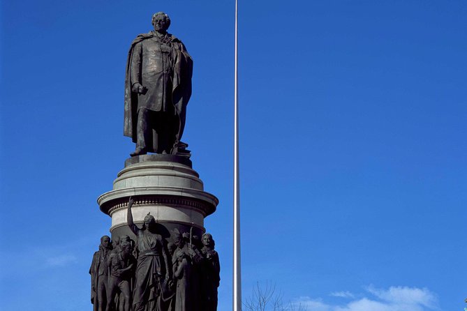 90 Minute Dublin Walking tour and Sightseeing tips - City Hall, Dubhlinn, and the old center of power