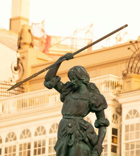 A Coruña: Historic Walking Tour Old Town and Highlights - Calle Real and the lively Pescadería neighborhood