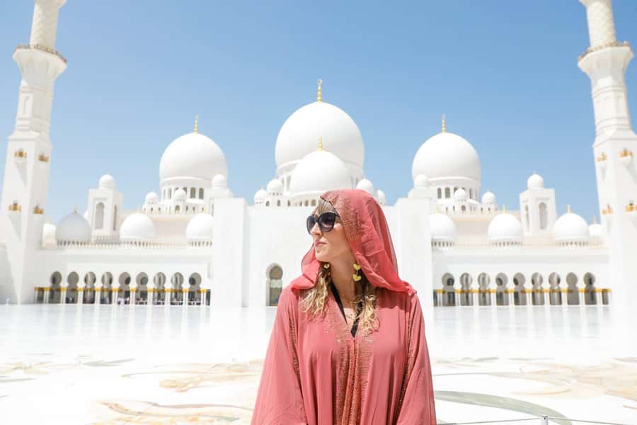 Abu Dhabi: Guided Walking Tour at Sheikh Zayed Grand Mosque - Inside the prayer halls and courtyards