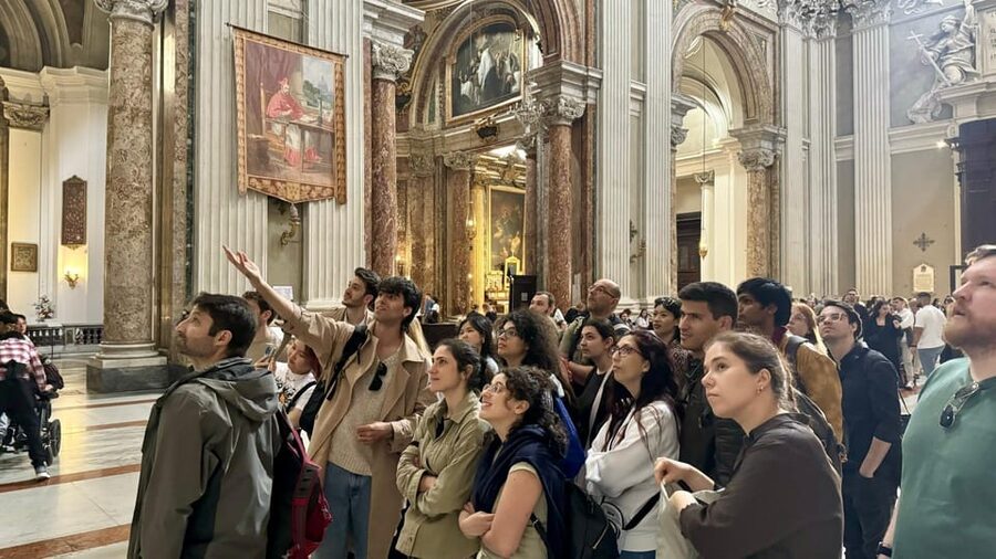 Alternative Walking Tour of Rome's City Center & Hidden Gems - Piazza Venezia and the city’s political stage
