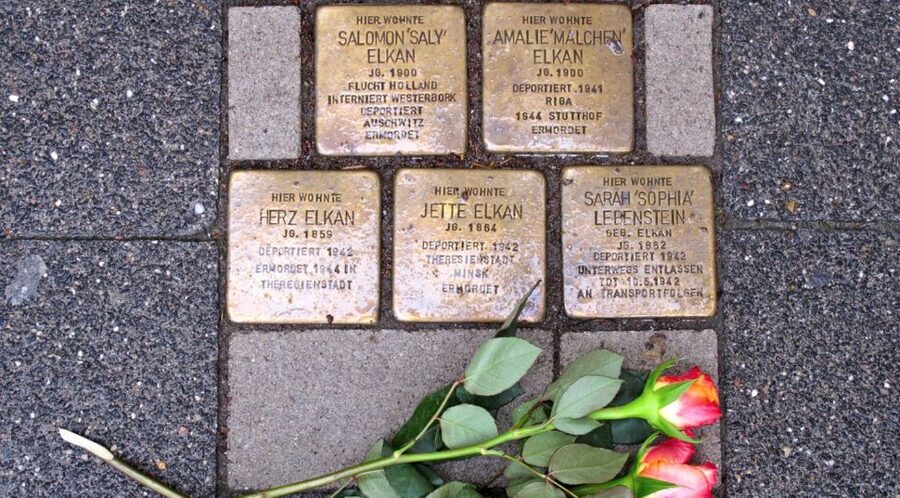 Amsterdam: Anna Frank and World War II History Walking Tour - Walking toward Anne Frank’s hiding place