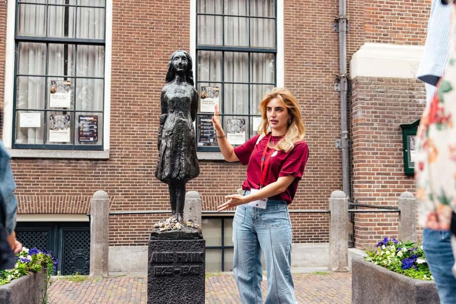 Amsterdam: Anne Frank Guided Walking Tour in DE/EN/IT/ES - The Auschwitz Monument and the cost of silence