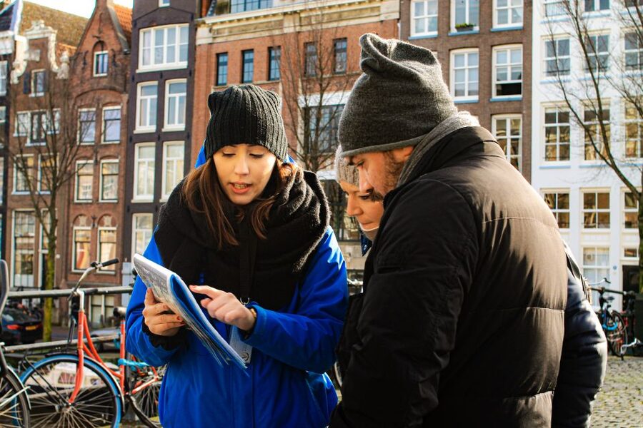 Amsterdam: City Center Walking Tour in italian - Walking Kalverstraat Beyond the Shopfronts
