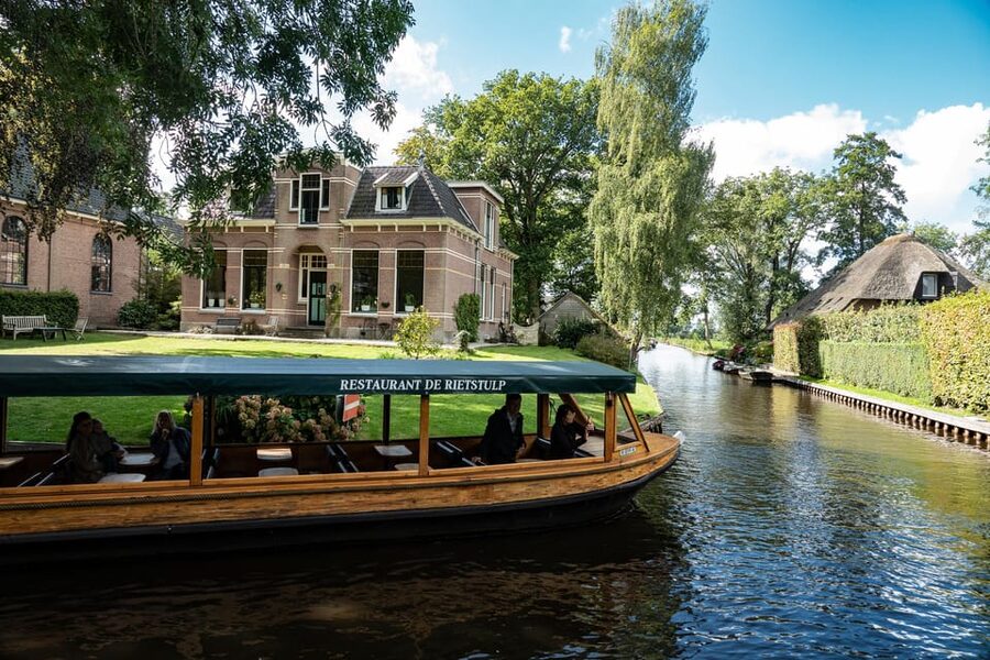 Amsterdam: Giethoorn Tour Scenic Cruise, Cheese & Free Time - Why Giethoorn makes a good change from Amsterdam