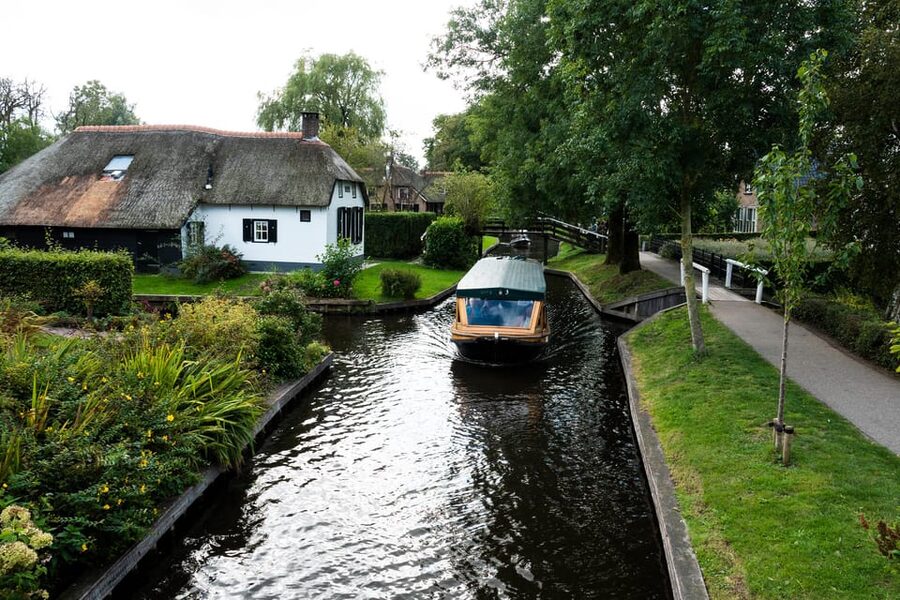 Amsterdam: Giethoorn Tour Scenic Cruise, Cheese & Free Time - Lunch at De Rietstulp and the cheese tasting