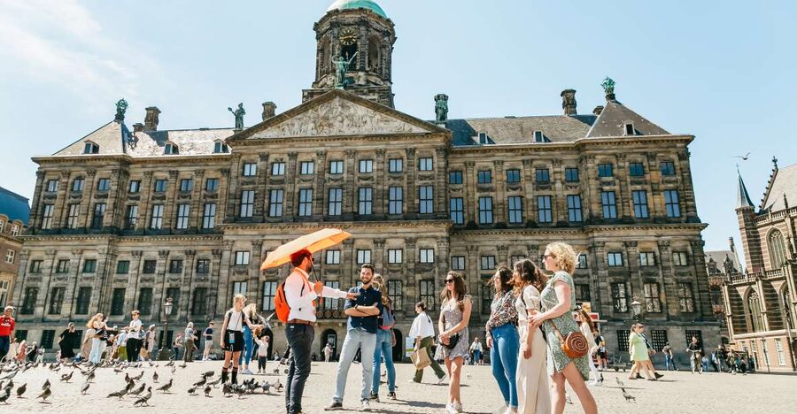 Amsterdam: Historical Highlights Walking Tour with Tasting - What the guides add to the walk