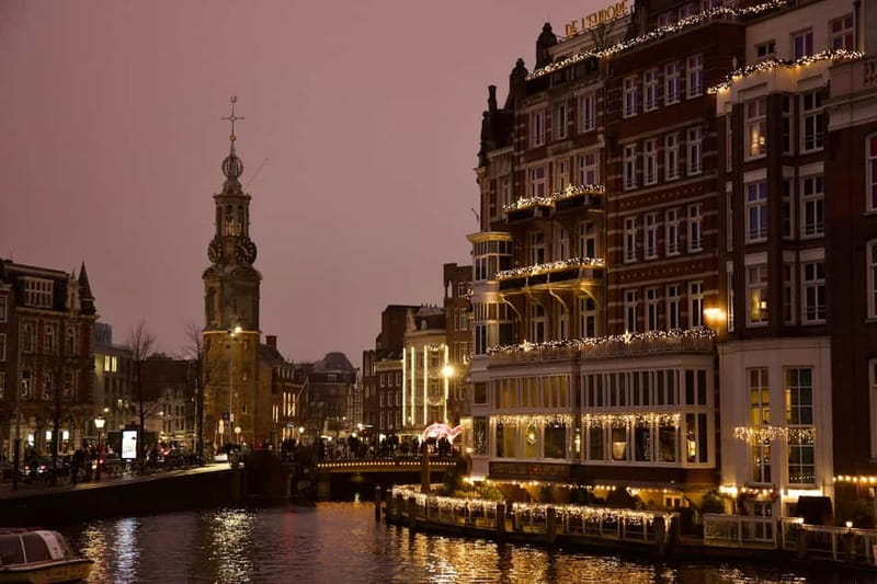 Amsterdam: Iconic Canals & Historic Sights Walking Tour - Begijnhof, a quiet courtyard behind the center