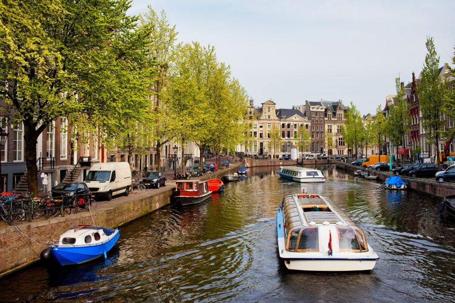 Amsterdam Walking Tour and Canal Cruise - A private walk that helps you get your bearings