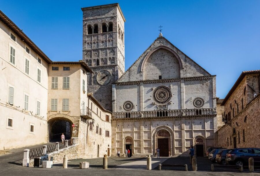 Assisi: Old Town Guided Walking Tour - Santa Maria sopra Minerva and the old town route