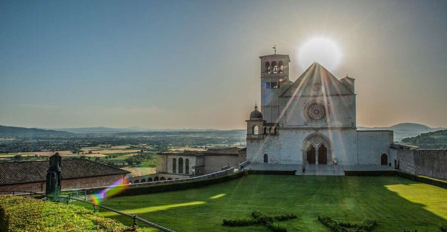 Assisi: Walking Tour with St. Francis Basilica Visit - Starting near the old amphitheater