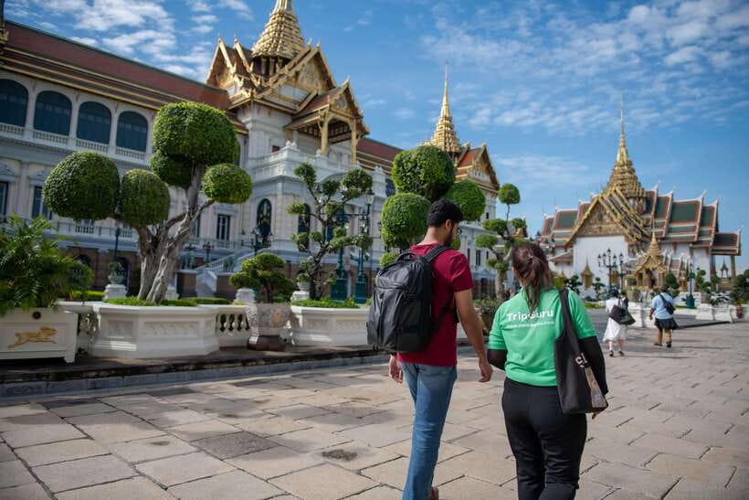 Bangkok: Grand Palace and Wat Phra Kaew Guided Walking Tour - The guides are a major part of the value