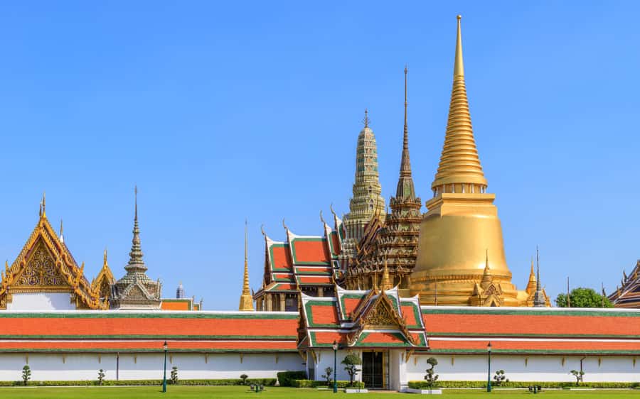 Bangkok: Grand Palace, Wat Pho, & Wat Arun Walking Tour - Wat Arun and its porcelain-covered towers