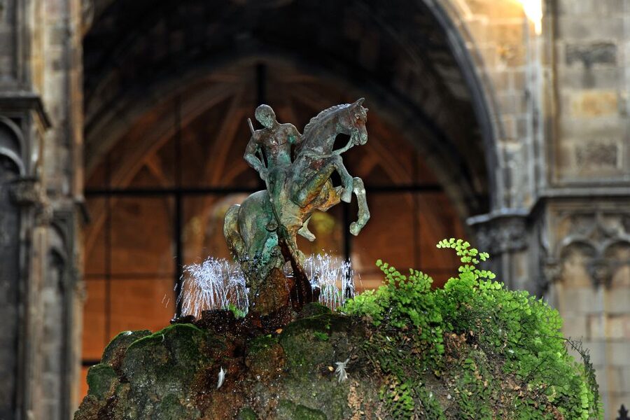 Barcelona 2-Hour Gothic Walking Tour - Barcelona Cathedral and its cloister