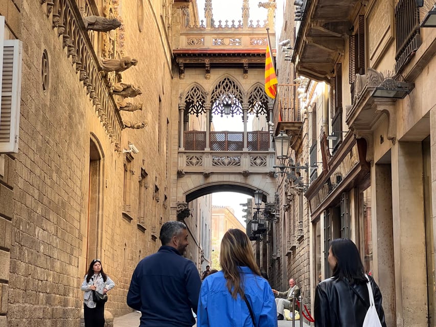 Barcelona: Barri Gotic Small Group Walking Tour - Plaça del Rei and the center of power