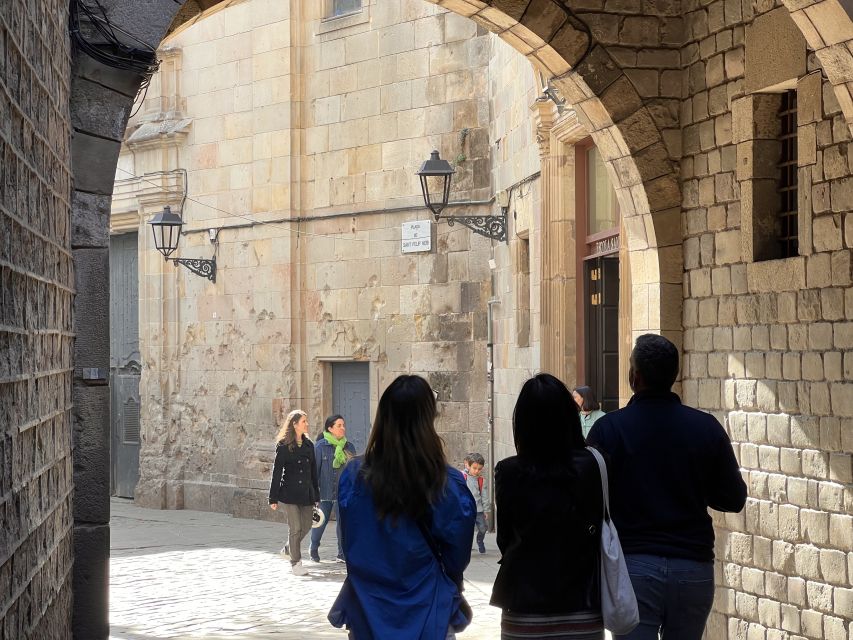 Barcelona: Barri Gotic Small Group Walking Tour - What the group size means in practice