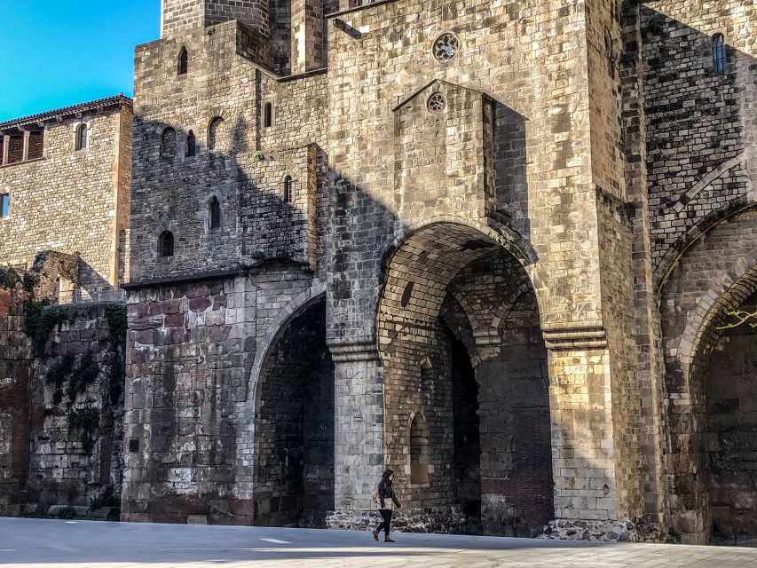 Barcelona: Barri Gotic Small Group Walking Tour - The guides make the difference