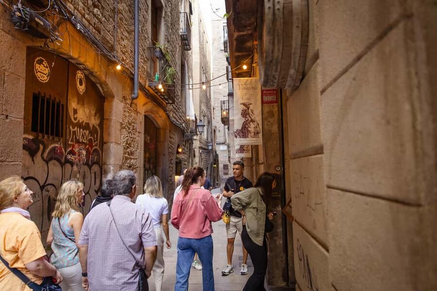 Barcelona: City Walking Tour with a Local Guide - The Kiss of Freedom and public memory