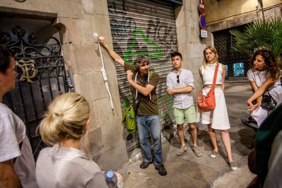 Barcelona: Dark History Night Walking Tour - Visual aids, readings, and a little theatrical flair
