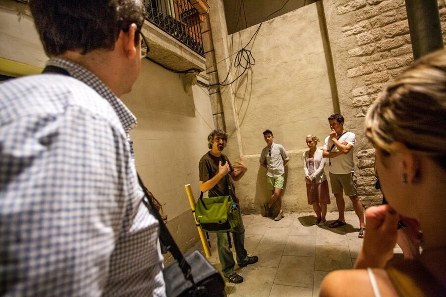 Barcelona: Dark History Night Walking Tour - Meeting at the Arc de Triomf