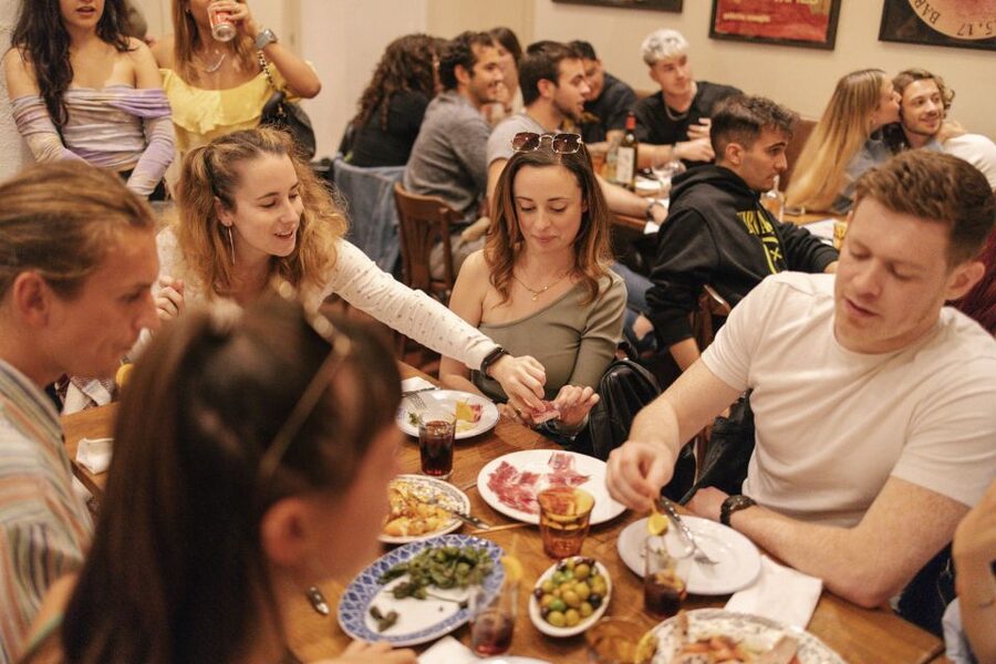 Barcelona: Food Walking Tour with Tapas and Wine - What the 150-minute pace feels like
