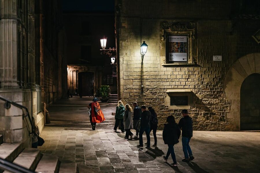 Barcelona: Gothic Quarter Ghosts and Legends Walking Tour - What the 90-minute route feels like
