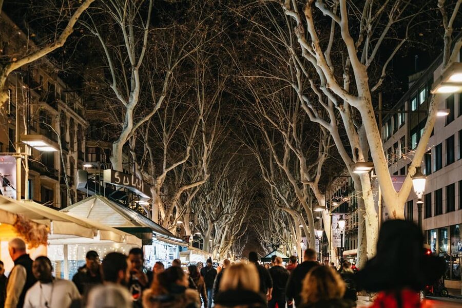 Barcelona: Gothic Quarter Ghosts and Legends Walking Tour - Why the guides make such a difference