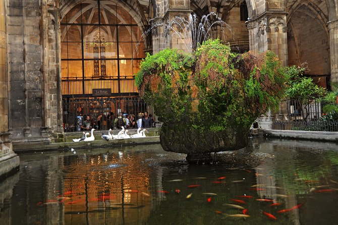 Barcelona: Gothic Quarter Walking Tour - Narrow lanes and medieval squares