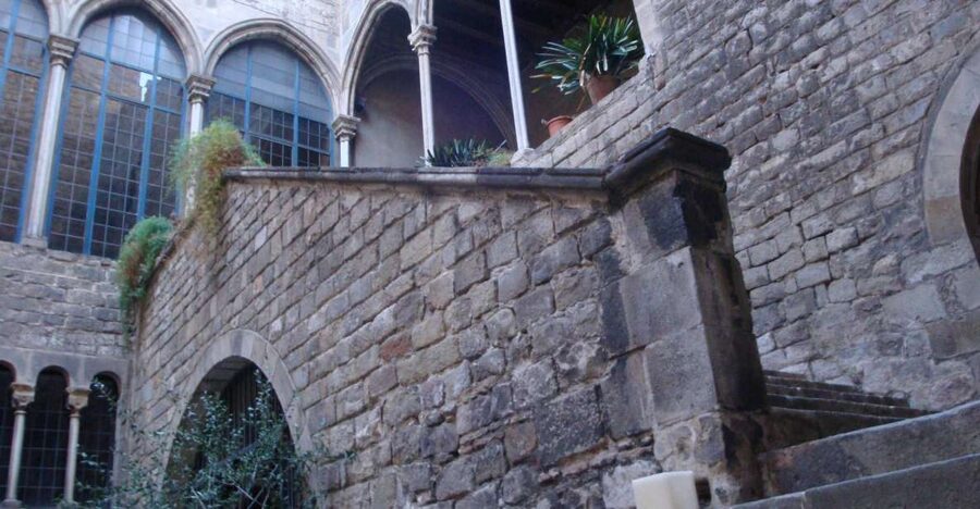 Barcelona: Gothic Quarter Walking Tour - Royal power and the Columbus story