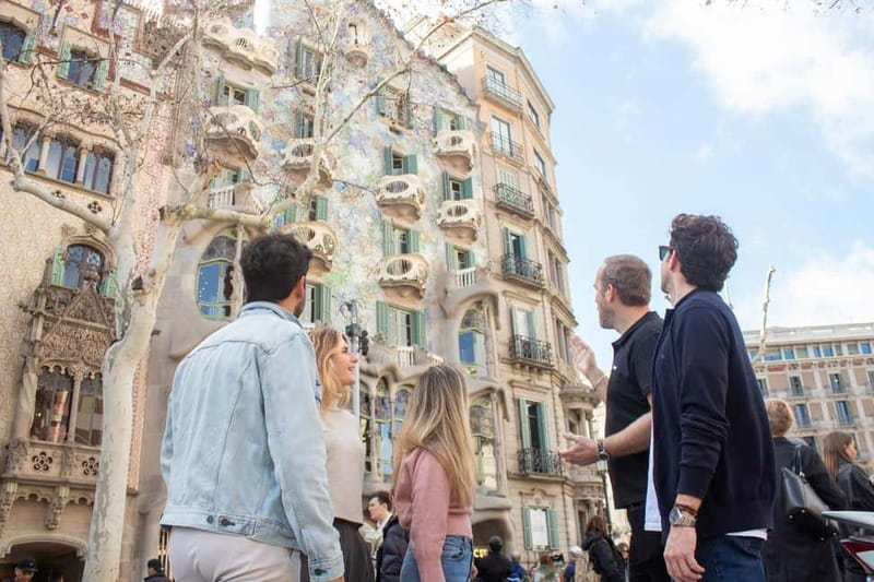 Barcelona: Helicopter Flight, Boat Ride, and Walking Tour - What the guides add to the experience