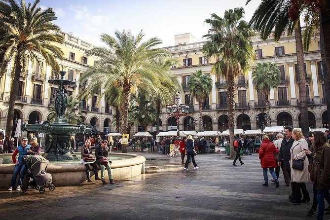 Barcelona Old Town & Gothic Quarter Small Group Tour - Taking a useful food break at Boqueria Market