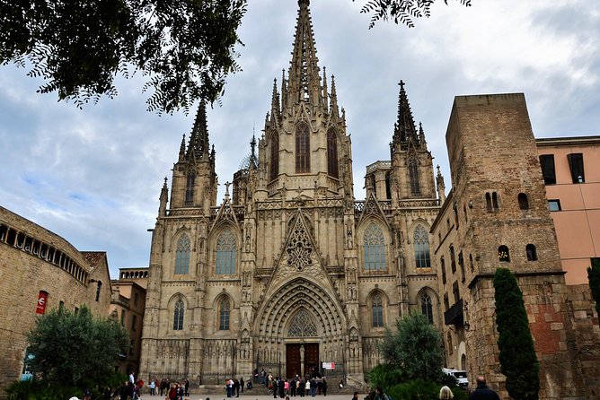 Barcelona Old Town & Gothic Quarter Small Group Tour - Pausing at Plaça Reial and its Gaudí lamps