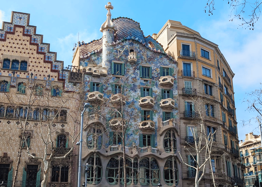 Barcelona: Old Town Private Walking Tour of Past and Present - Choosing your ending: beach or Gaudí