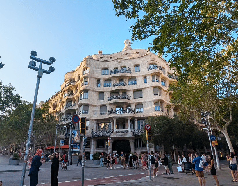 Barcelona: Old Town Private Walking Tour of Past and Present - What the $50 price buys you
