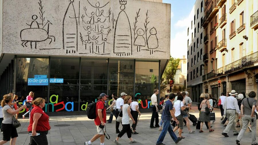 Barcelona: Picasso Walking Tour with Picasso Museum Tickets - Cubism changes how you read a picture