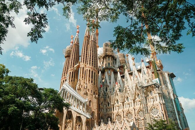 Barcelona: Sagrada Familia, Park Guell & Tapas Private Tour - A full day of Barcelona, from old town to Gaudí’s basilica