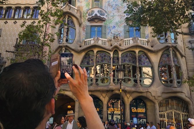 Barcelona: Sagrada Familia, Park Guell & Tapas Private Tour - The Sagrada Familia deserves the longest stop