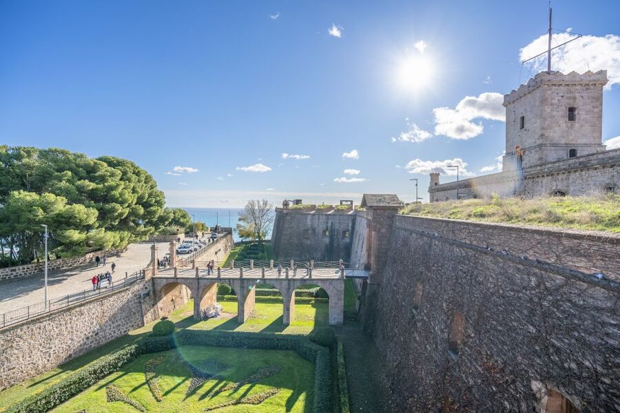 Barcelona: Walking tour with Montjuic Castle & Cable Car - Montjuïc Castle and its dungeons