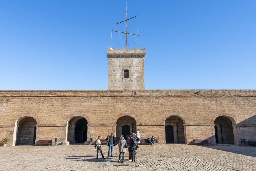 Barcelona: Walking tour with Montjuic Castle & Cable Car - The views from the cable car and tower