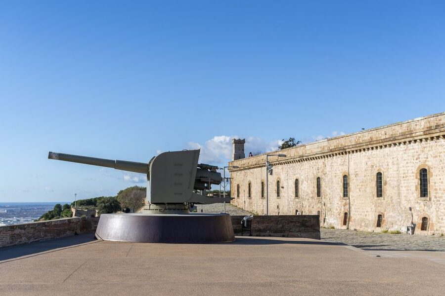 Barcelona: Walking tour with Montjuic Castle & Cable Car - Guide quality and group size