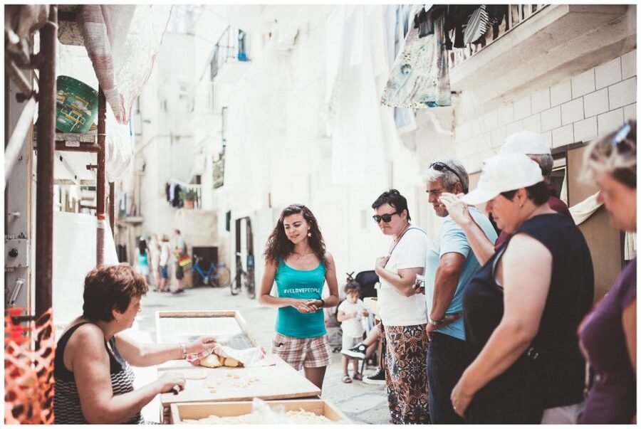 Bari: Guided Walking Tour - Piazza del Ferrarese and Piazza Mercantile