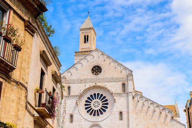 Bari: Street Food Walking Tour with a Local Guide - What the guides add to the experience