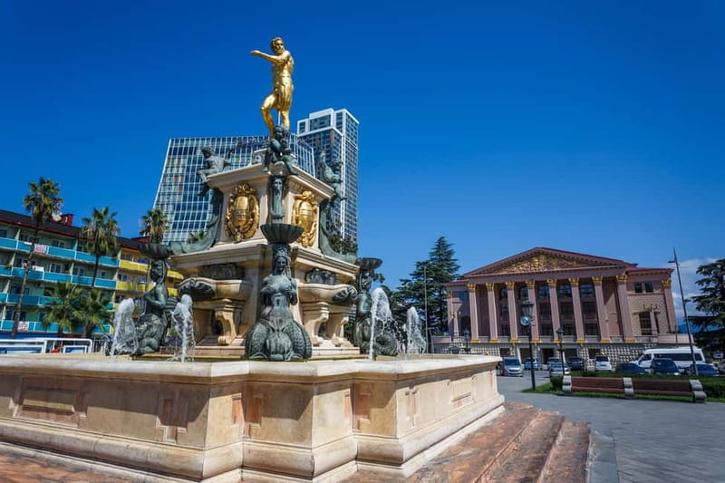 Batumi: Guided Walking Tour - Ali and Nino, Batumi’s moving sculpture