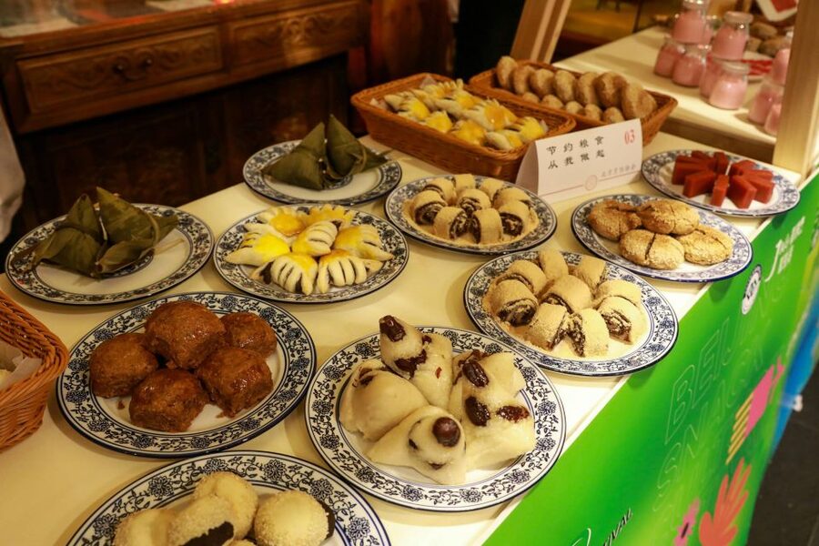 Beijing: Hutong Culinary Walking Tour with 15+ Tastings - Malatang and the fun of choosing your own ingredients