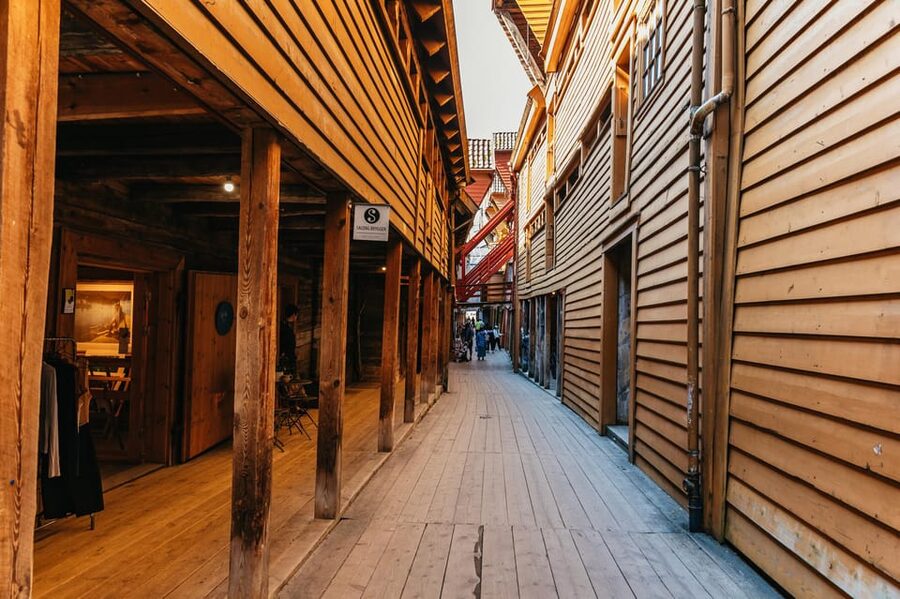Bergen: Past & Present Small Group Guided Walking Tour - Bryggen explains Bergen’s rise