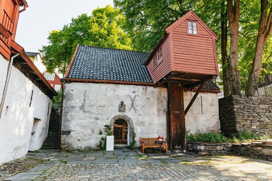 Bergen: Past & Present Small Group Guided Walking Tour - What the two-hour pace feels like