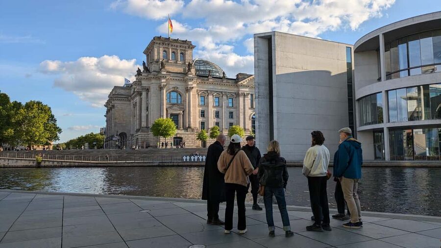 Berlin City walk Government District and Places of Democracy - Parliament of the Trees and the Wall route
