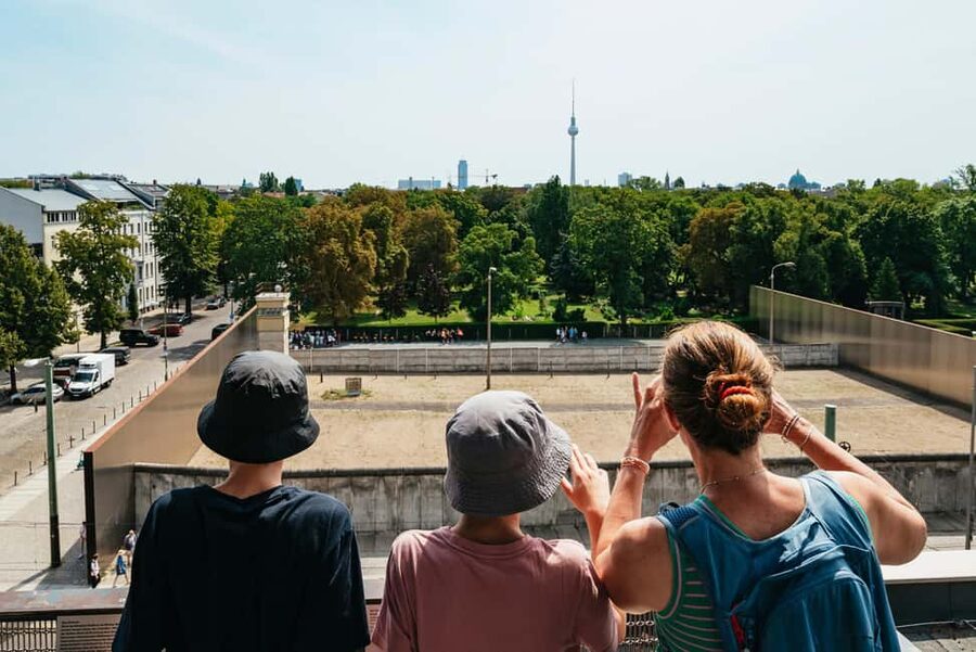 Berlin: Cold War Walking Tour on Berlin Wall Route - Following the Berlin Wall from Gesundbrunnen