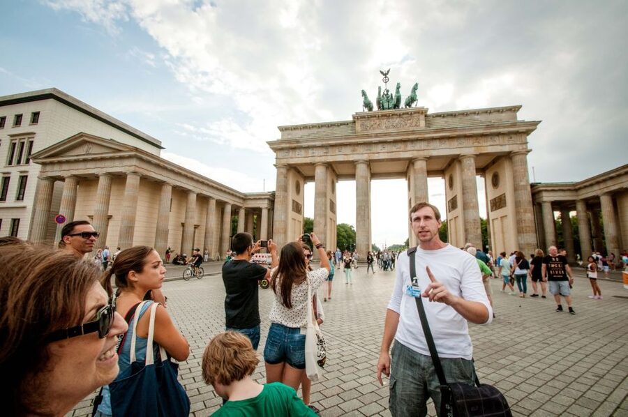Berlin: Discover Berlin Walking Tour - Pace, weather, and what to bring