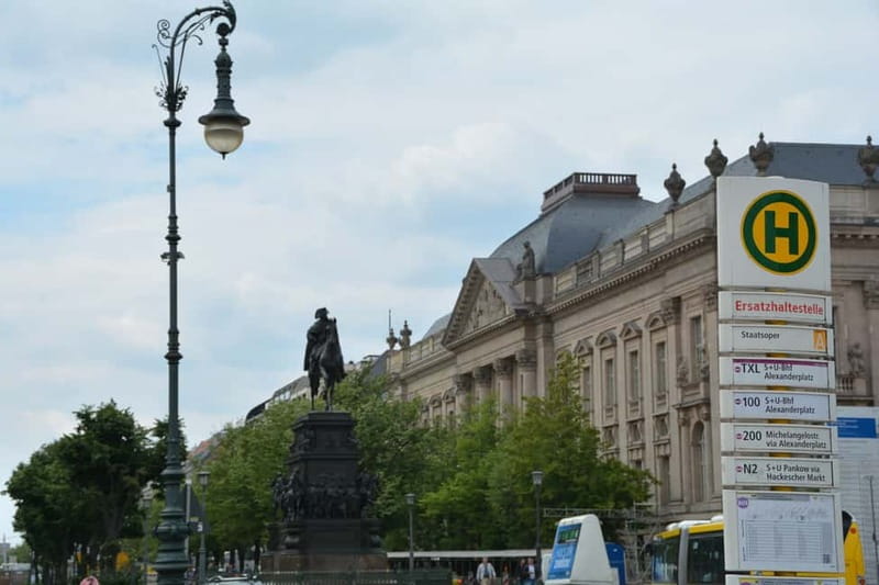 Berlin: Historic Center Walking Tour with a Real Berliner - Brandenburg Gate and the meaning of reunification